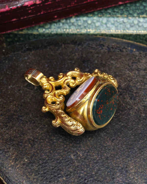 A late Georgian Pinchbeck, revolving, triple Seal, set with three oval (unmarked), Hardstones: Bloodstone, Carnelian & Carnelian with Viterous Lustre.  Circa. 1820. - image 1