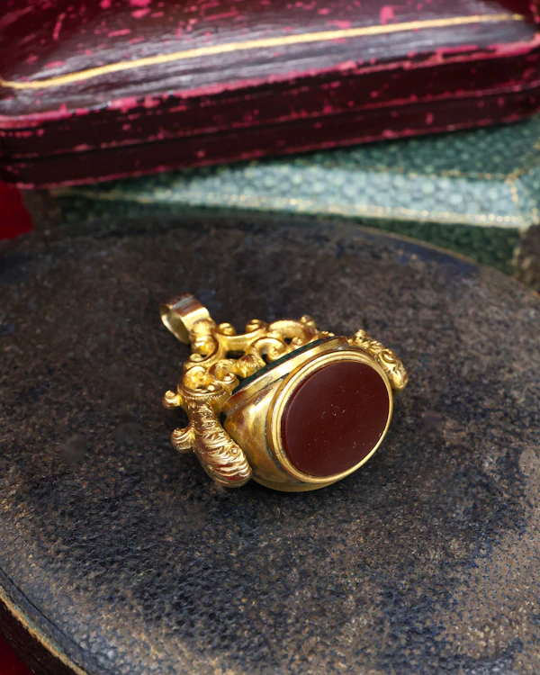 A late Georgian Pinchbeck, revolving, triple Seal, set with three oval (unmarked), Hardstones: Bloodstone, Carnelian & Carnelian with Viterous Lustre.  Circa. 1820. - image 7