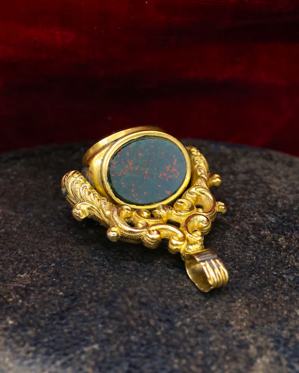 A late Georgian Pinchbeck, revolving, triple Seal, set with three oval (unmarked), Hardstones: Bloodstone, Carnelian & Carnelian with Viterous Lustre.  Circa. 1820. - image 2