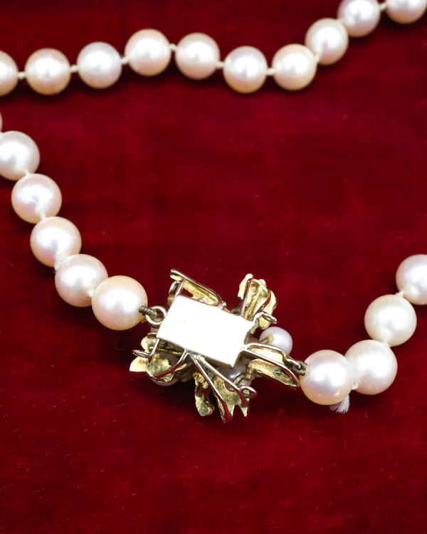 A fine Yellow Gold & Strung Cultured Pearl Necklace, set with four Round Cut Natural Sapphires (0.40 carats) and eighty three Oval and Near Shaped Cultured Pearls. Circa 1960 - image 6