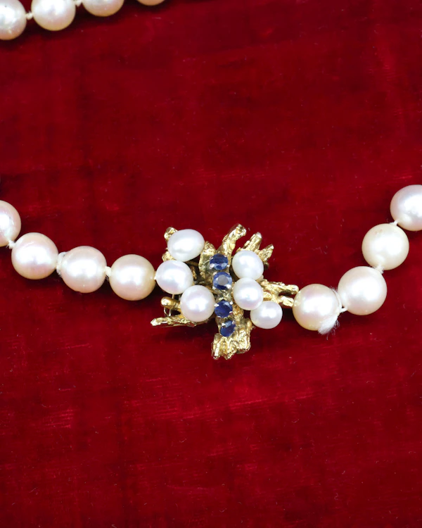 A fine Yellow Gold & Strung Cultured Pearl Necklace, set with four Round Cut Natural Sapphires (0.40 carats) and eighty three Oval and Near Shaped Cultured Pearls. Circa 1960 - image 4