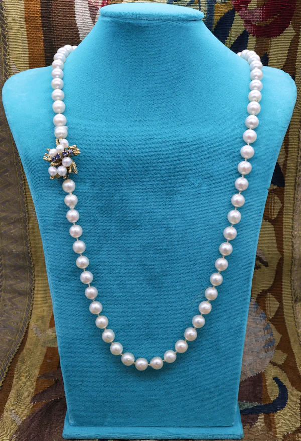 A fine Yellow Gold & Strung Cultured Pearl Necklace, set with four Round Cut Natural Sapphires (0.40 carats) and eighty three Oval and Near Shaped Cultured Pearls. Circa 1960 - image 1