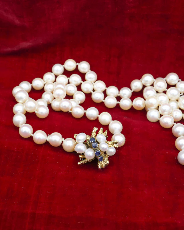 A fine Yellow Gold & Strung Cultured Pearl Necklace, set with four Round Cut Natural Sapphires (0.40 carats) and eighty three Oval and Near Shaped Cultured Pearls. Circa 1960 - image 2