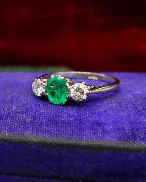 A very fine Colombian Emerald & Diamond Three Stone Ring set in 18ct White Gold, Circa 1955 - image 2