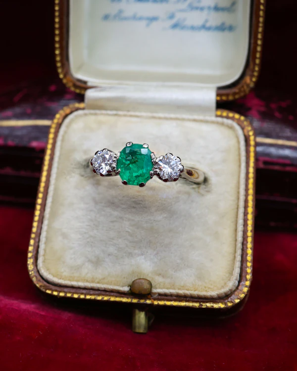 A very fine Colombian Emerald & Diamond Three Stone Ring set in 18ct White Gold, Circa 1955 - image 3