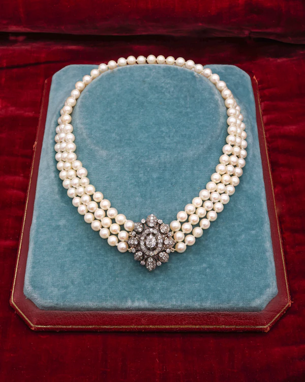 A very fine High Carat (tested), Yellow Gold, Silver tipped Oval Diamond Clasp, with double receipt fasteners for a triple row necklace of Cultured Pearls - image 1