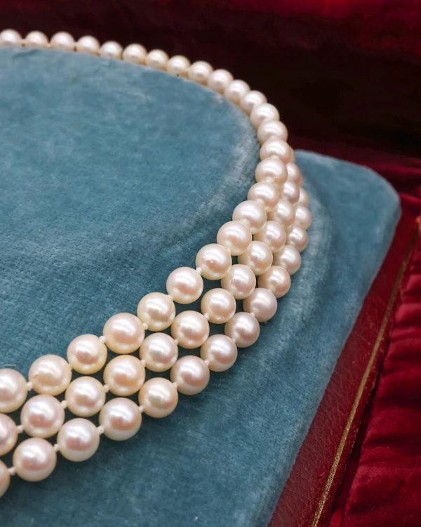 A very fine High Carat (tested), Yellow Gold, Silver tipped Oval Diamond Clasp, with double receipt fasteners for a triple row necklace of Cultured Pearls - image 4