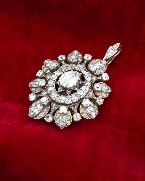 A very fine High Carat (tested), Yellow Gold, Silver tipped Oval Diamond Clasp, with double receipt fasteners for a triple row necklace of Cultured Pearls - image 3
