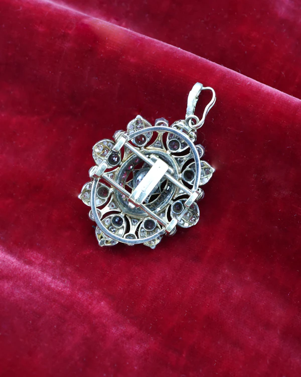 A very fine High Carat (tested), Yellow Gold, Silver tipped Oval Diamond Clasp, with double receipt fasteners for a triple row necklace of Cultured Pearls - image 5