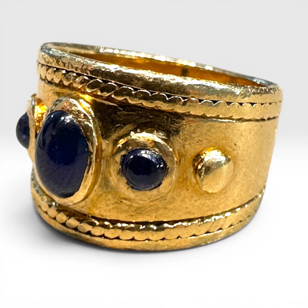 Vintage Etruscan Revival Natural Sapphire Ring in 18k Yellow Gold, Hallmarked 1970 - image 2