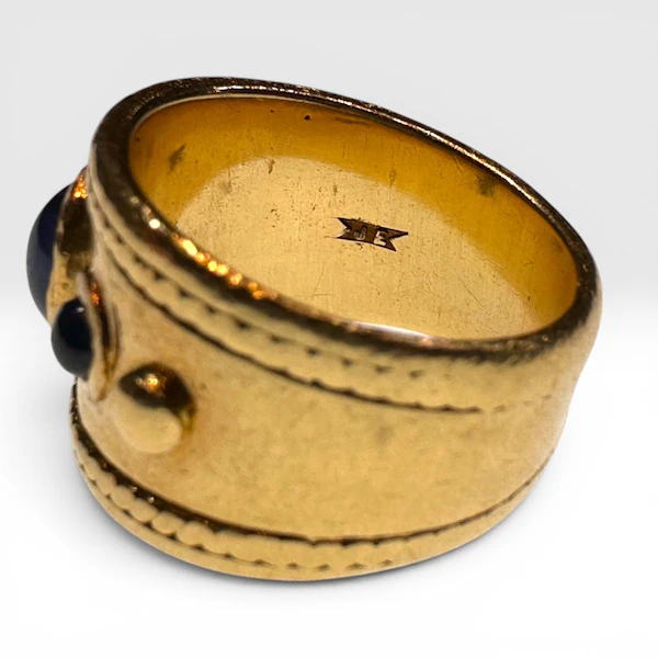 Vintage Etruscan Revival Natural Sapphire Ring in 18k Yellow Gold, Hallmarked 1970 - image 3