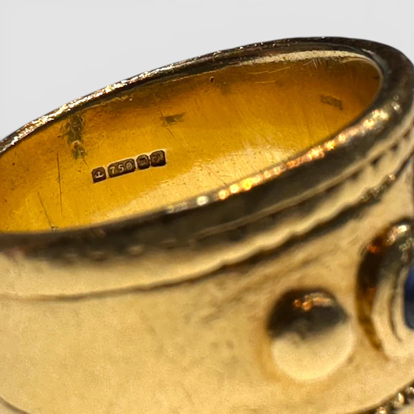 Vintage Etruscan Revival Natural Sapphire Ring in 18k Yellow Gold, Hallmarked 1970 - image 4