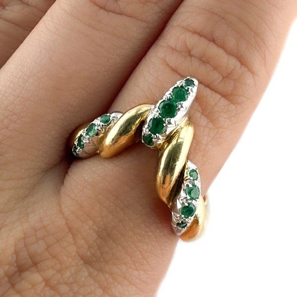 Kutchinsky 1975 Twisted V-Shaped Emerald Ring - Saddingtons Jewellery Stand 375 - image 4