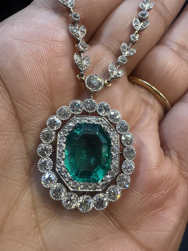 AN ART DECO COLOMBIAN EMERALD AND DIAMOND PENDANT NECKLACE - image 2