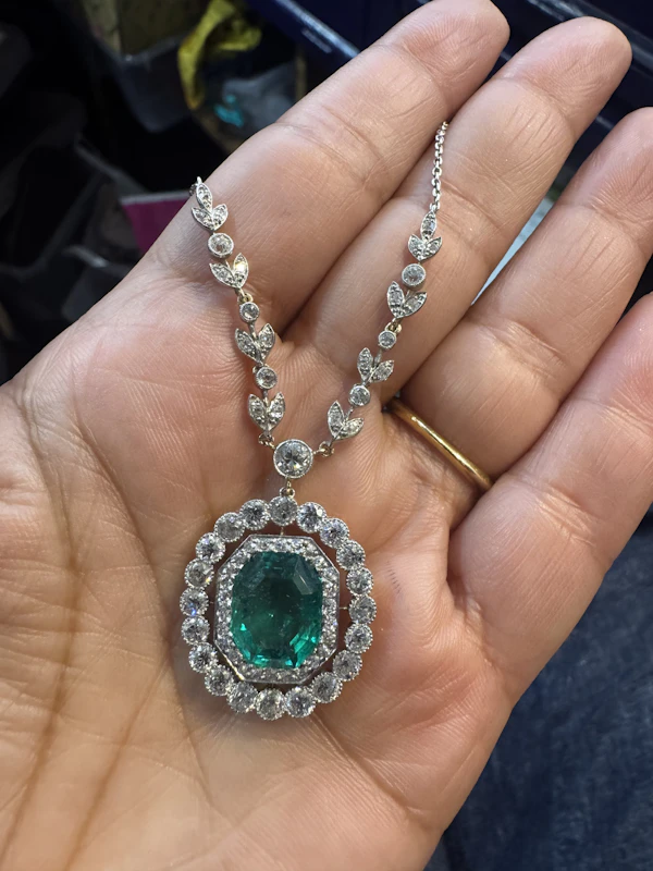 AN ART DECO COLOMBIAN EMERALD AND DIAMOND PENDANT NECKLACE - image 3