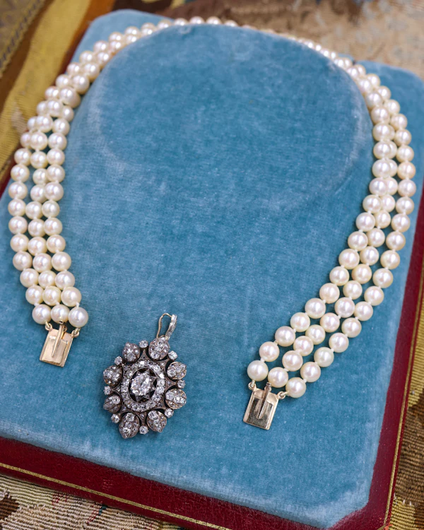 Downstairs at Grays. A very fine High Carat (tested), Yellow Gold, Silver tipped Oval Diamond Clasp, with double receipt fasteners for a triple row necklace of Cultured Pearls - image 7