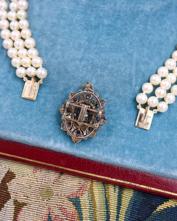Downstairs at Grays. A very fine High Carat (tested), Yellow Gold, Silver tipped Oval Diamond Clasp, with double receipt fasteners for a triple row necklace of Cultured Pearls - image 8