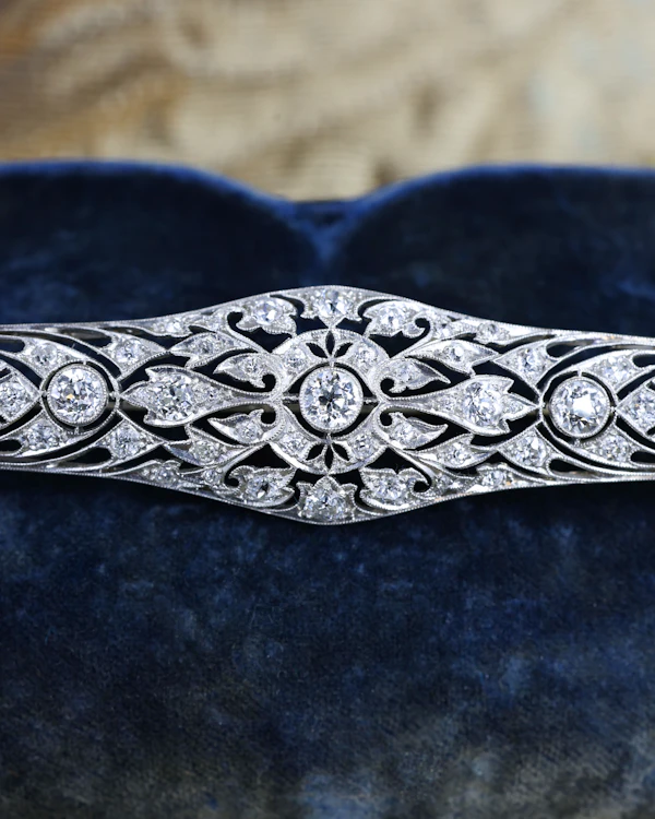 Downstairs at Grays: A very fine Diamond Art Deco Elongated  Brooch in Platinum & 18ct Gold Tested, Circa 1920 - image 3