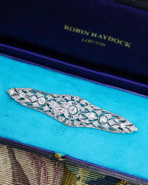 Downstairs at Grays: A very fine Diamond Art Deco Elongated  Brooch in Platinum & 18ct Gold Tested, Circa 1920 - image 2