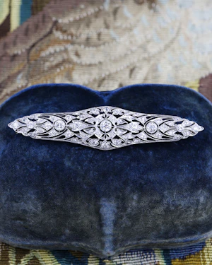 Downstairs at Grays: A very fine Diamond Art Deco Elongated  Brooch in Platinum & 18ct Gold Tested, Circa 1920