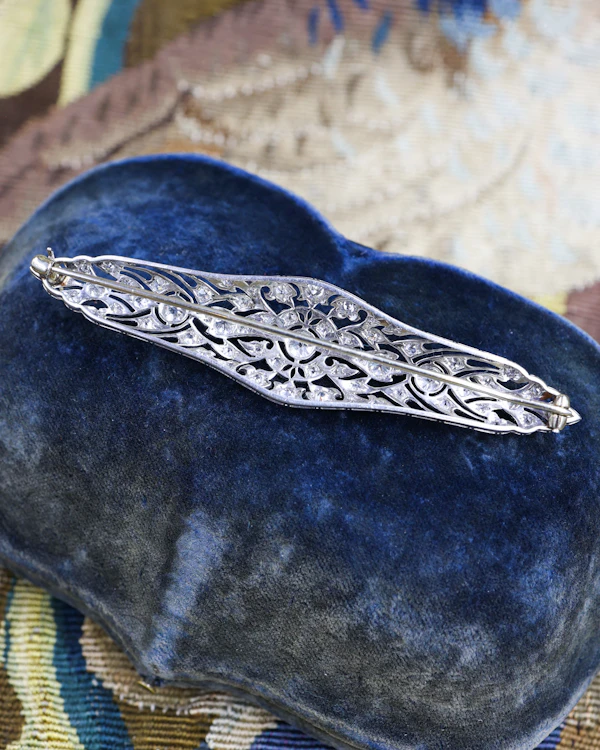 Downstairs at Grays: A very fine Diamond Art Deco Elongated  Brooch in Platinum & 18ct Gold Tested, Circa 1920 - image 4