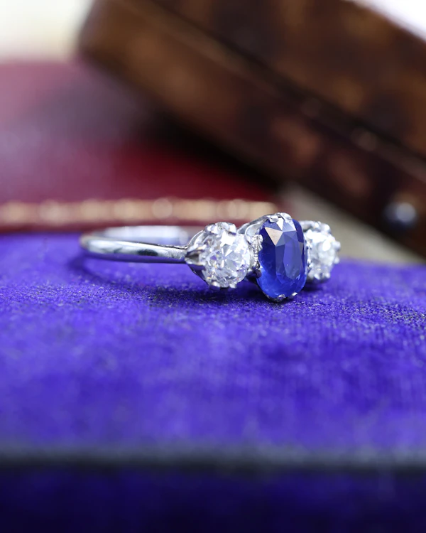 Downstairs in Grays: An extremely beautiful Sapphire and Diamond Three Stone Engagement Ring, Circa 1935. - image 2