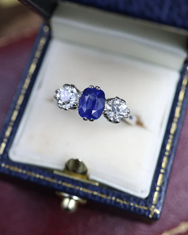 Downstairs in Grays: An extremely beautiful Sapphire and Diamond Three Stone Engagement Ring, Circa 1935. - image 4