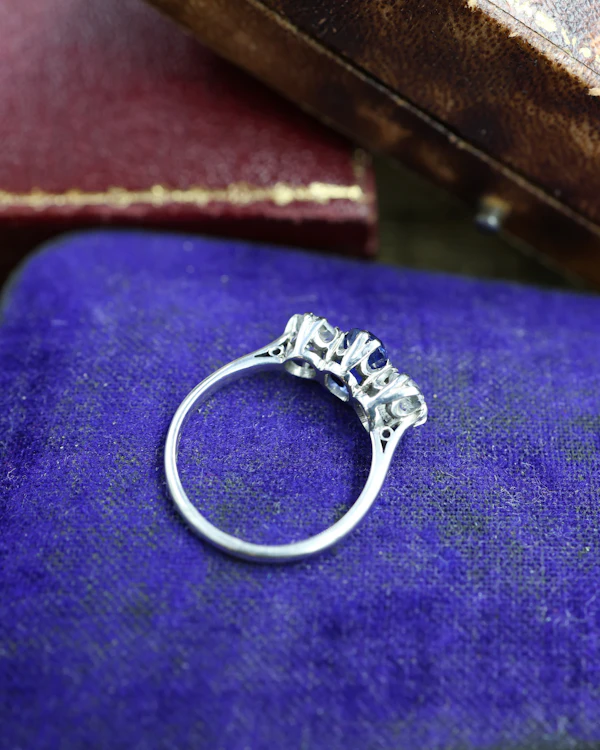 Downstairs in Grays: An extremely beautiful Sapphire and Diamond Three Stone Engagement Ring, Circa 1935. - image 3