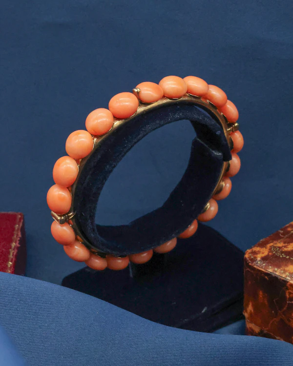 Downstairs at Grays: An exquisite Antique Coral Bangle with double hinge in High Carat Yellow Gold, Circa 1910 - image 1