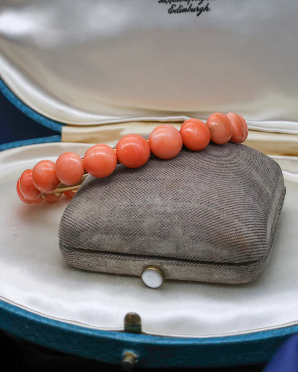 Downstairs at Grays: An exquisite Antique Coral Bangle with double hinge in High Carat Yellow Gold, Circa 1910 - image 2