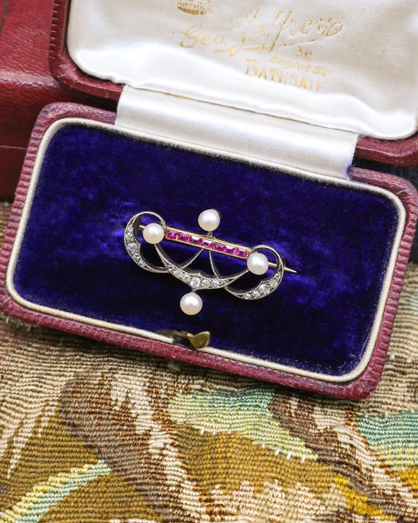 Downstairs at Grays: A very fine Victorian Pearl, Ruby and Diamond Brooch set in Silver tipped, High Carat Gold (tested), Circa 1880. - image 5
