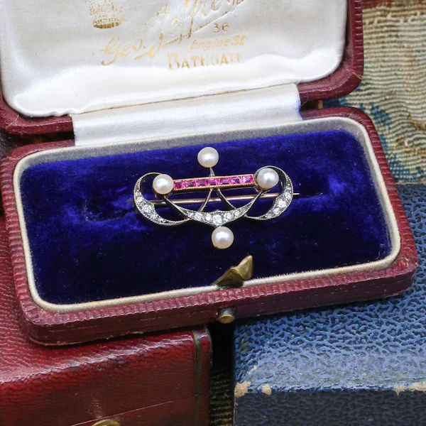 Downstairs at Grays: A very fine Victorian Pearl, Ruby and Diamond Brooch set in Silver tipped, High Carat Gold (tested), Circa 1880. - image 4
