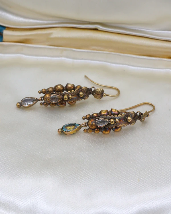 Downstairs at Grays: A very fine pair of Antique Aquamarine Drop Earrings set in High Carat Yellow Gold, English, Circa 1830 - image 3