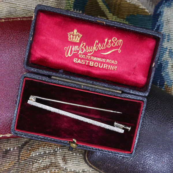Downstairs at Grays: A very fine Antique Art Deco Diamond Bar Brooch, Circa 1930 - image 3