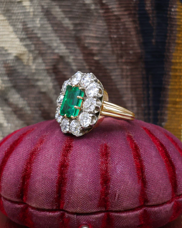Downstairs at Grays: An exceptional Yellow Gold Colombian Emerald & Diamond Ring, 2.60 carats approx., minor oil, with 10 Old Cut Diamonds, approx.5.00 carats. Circa 1890. - image 5