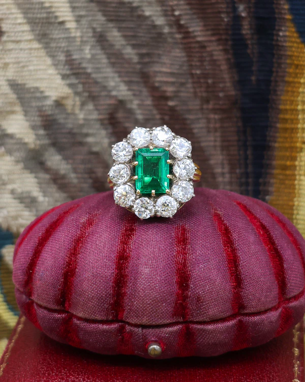 Downstairs at Grays: An exceptional Yellow Gold Colombian Emerald & Diamond Ring, 2.60 carats approx., minor oil, with 10 Old Cut Diamonds, approx.5.00 carats. Circa 1890. - image 6