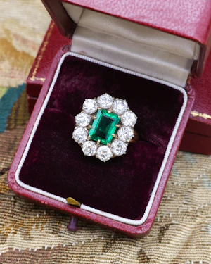 Downstairs at Grays: An exceptional Yellow Gold Colombian Emerald & Diamond Ring, 2.60 carats approx., minor oil, with 10 Old Cut Diamonds, approx.5.00 carats. Circa 1890.