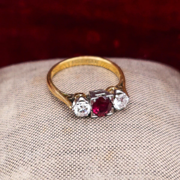 Downstairs at Grays: A very fine Three Stone Ruby & Diamond Engagement Ring mounted in 18ct Yellow Gold & Platinum, Circa 1950 - image 3