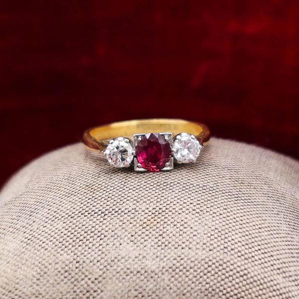 Downstairs at Grays: A very fine Three Stone Ruby & Diamond Engagement Ring mounted in 18ct Yellow Gold & Platinum, Circa 1950 - image 1