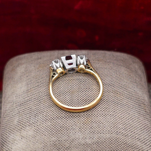 Downstairs at Grays: A very fine Three Stone Ruby & Diamond Engagement Ring mounted in 18ct Yellow Gold & Platinum, Circa 1950 - image 4