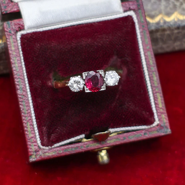 Downstairs at Grays: A very fine Three Stone Ruby & Diamond Engagement Ring mounted in 18ct Yellow Gold & Platinum, Circa 1950 - image 2