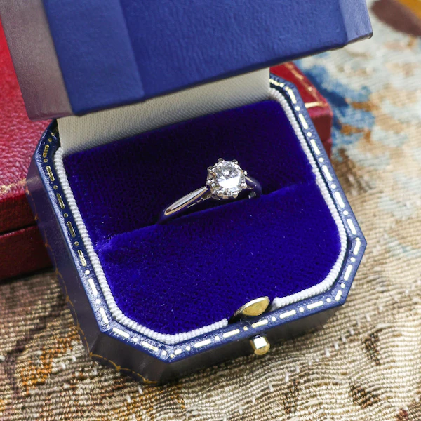 Downstairs at Grays: A very fine Asprey's Diamond Solitaire Engagement Ring set in 18ct White Gold, English, Circa 1980 - image 3