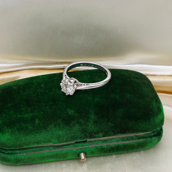 Downstairs at Grays: A very fine Asprey's Diamond Solitaire Engagement Ring set in 18ct White Gold, English, Circa 1980 - image 5