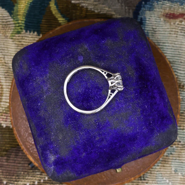 Downstairs at Grays: A very fine Asprey's Diamond Solitaire Engagement Ring set in 18ct White Gold, English, Circa 1980 - image 4