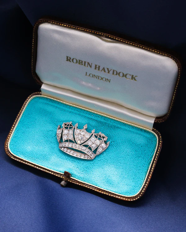 A very fine Edwardian / Late Victorian Platinum & Diamond Naval Crown Brooch. Circa 1900 - image 2