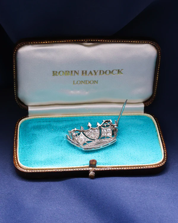 A very fine Edwardian / Late Victorian Platinum & Diamond Naval Crown Brooch. Circa 1900 - image 3