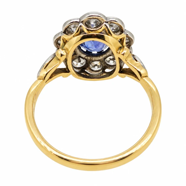 Oval sapphire & Diamond cluster ring, 18 carat yellow gold and platinum - image 2