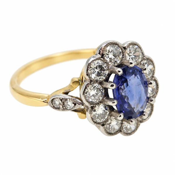 Oval sapphire & Diamond cluster ring, 18 carat yellow gold and platinum - image 4