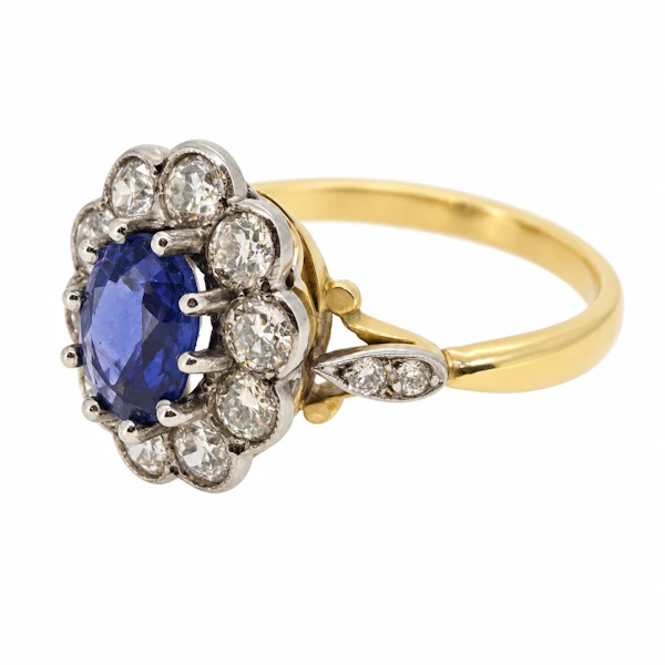 Oval sapphire & Diamond cluster ring, 18 carat yellow gold and platinum - image 3
