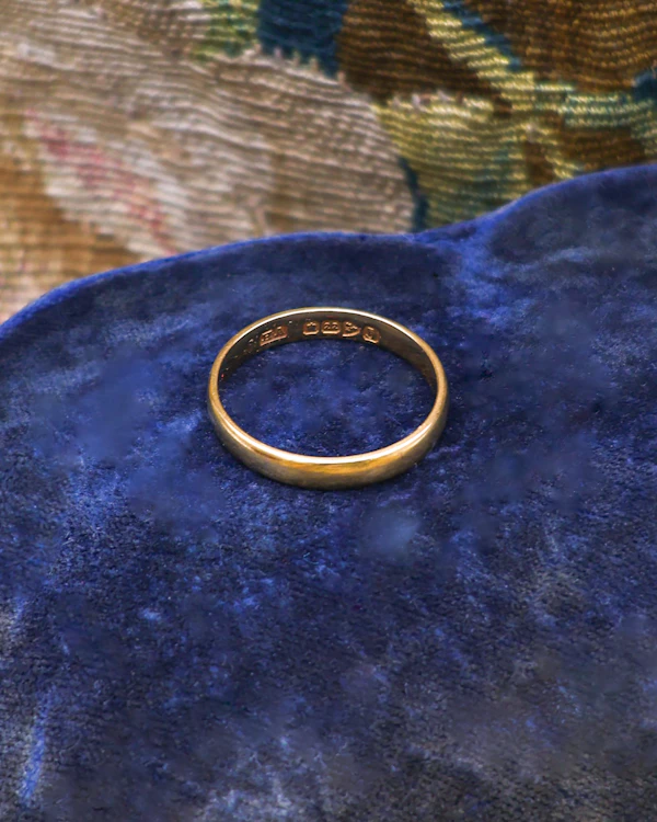 Downstairs at Grays: A very fine 22 ct, Yellow Gold Wedding Ring, weighing 2.3 gr and currently sized to N 1/2, Hallmarked Chester England 1933. - image 3
